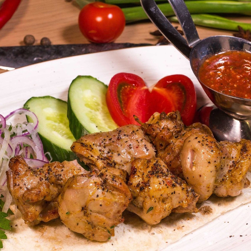 армянский шашлычный соус. красный соус для шашлыка сацебели. томатный соус к шашлыку. подача шашлыка. шашлык с аджикой.