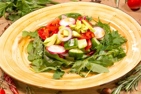 Салат овощной с авокадо